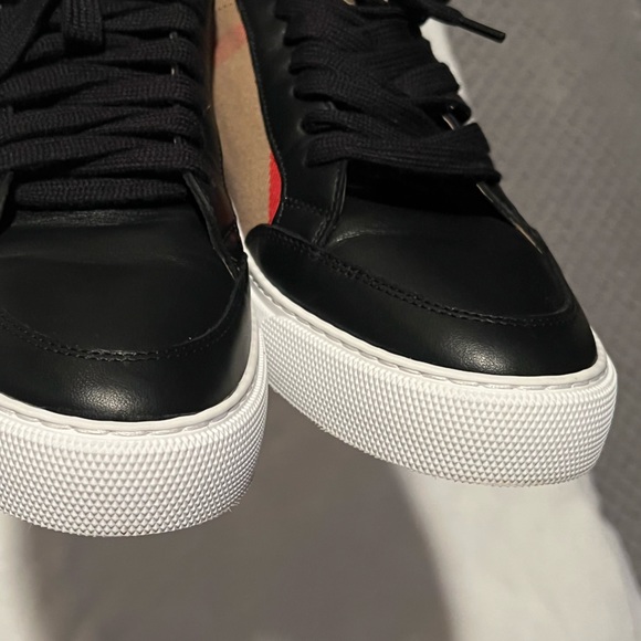 Burberry Sneakers size 9 - Picture 12 of 12